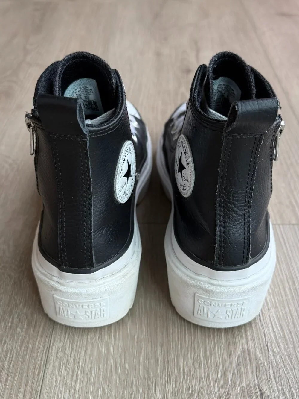 Converse Chuck Taylor Lugged Lift Leather High Top Big Kids US 3